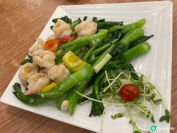 牛尾煲一流；星斑一條肉質鮮嫩；燒雞皮脆肉嫩；菜心炒蝦碌夠彈牙...