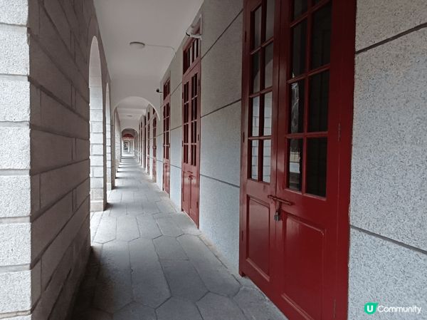 被譽為最美大學的廈門大學，環境優美亦充滿復古氣息，湖上的黑天...