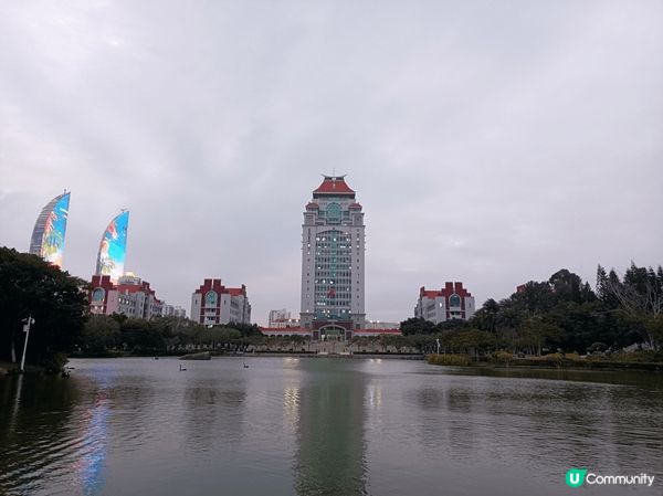 被譽為最美大學的廈門大學，環境優美亦充滿復古氣息，湖上的黑天...