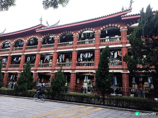 被譽為最美大學的廈門大學，環境優美亦充滿復古氣息，湖上的黑天...