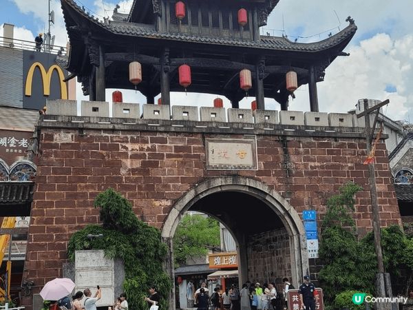 深圳甘坑古鎮，有好多古式建築，亦有好多客家酒樓和美食，是值得...