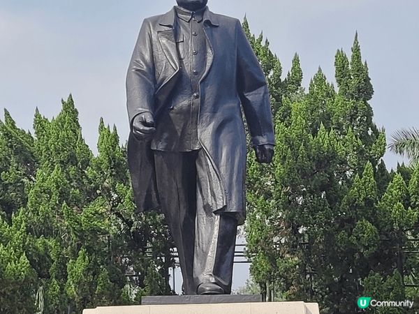 深圳蓮花山，恰巧遇到簕杜鵑花展，人山人海，另邊箱有大片草地和...