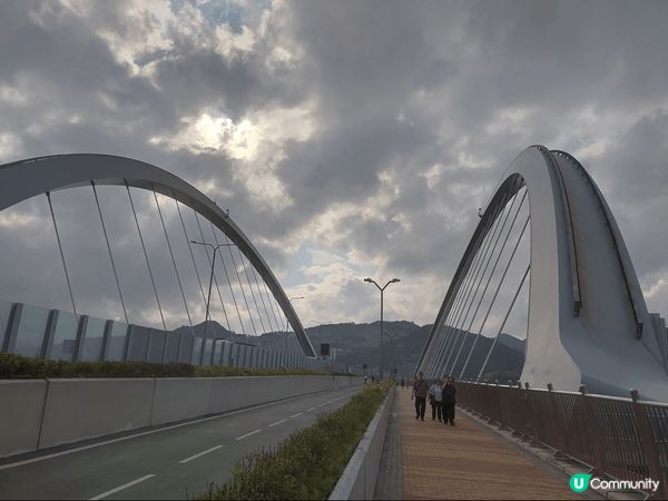 去誇灣大橋打卡。起點可從調景嶺A出口出發步行約20分鐘欣賞海...