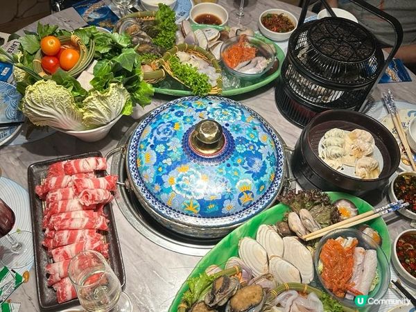 誇張嘅足3尺海鮮船打邊爐