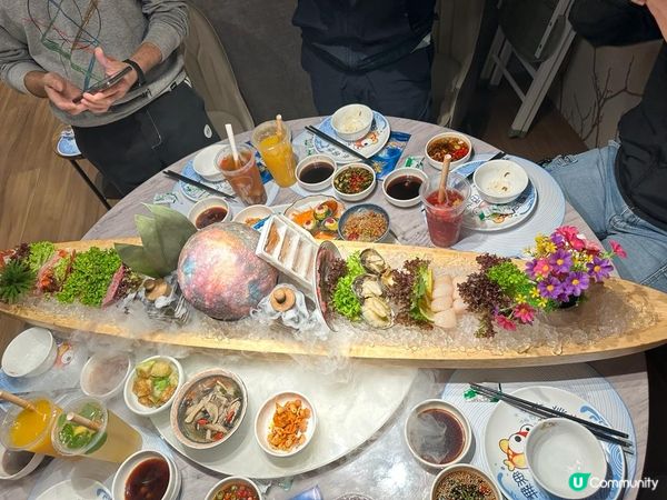 誇張嘅足3尺海鮮船打邊爐