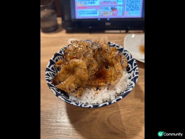 在九州博多JR車站，地下街有很多美食，其中?一閒食燒肉丼的，...