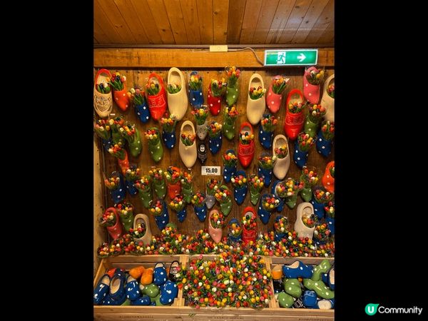 這?是荷蘭風車村?專門做木鞋的工廠，這幅木鞋牆色彩繽紛，鑽石...