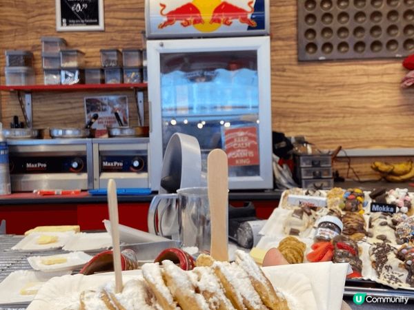 這?是荷蘭風車村?專門做木鞋的工廠，這幅木鞋牆色彩繽紛，鑽石...