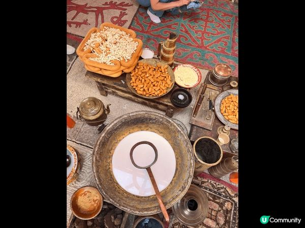 蒙古傳統小食 有唔少芝士製品 同埋馬奶酒 飲落去酸酸地 冇酒...