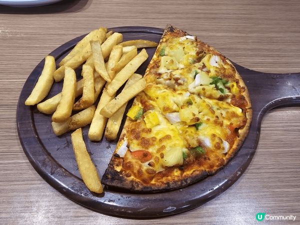 呢間位於觀塘既小時光，非常有特色，餐廳用左課室既概念，令大家...