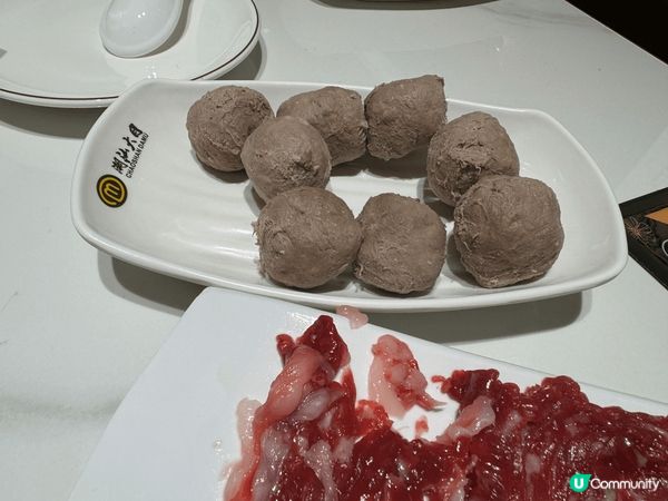 這是一家位於深圳國貿站的潮汕火鍋，名稱：潮汕大目牛肉火鍋，餐...