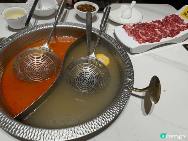 這是一家位於深圳國貿站的潮汕火鍋，名稱：潮汕大目牛肉火鍋，餐...