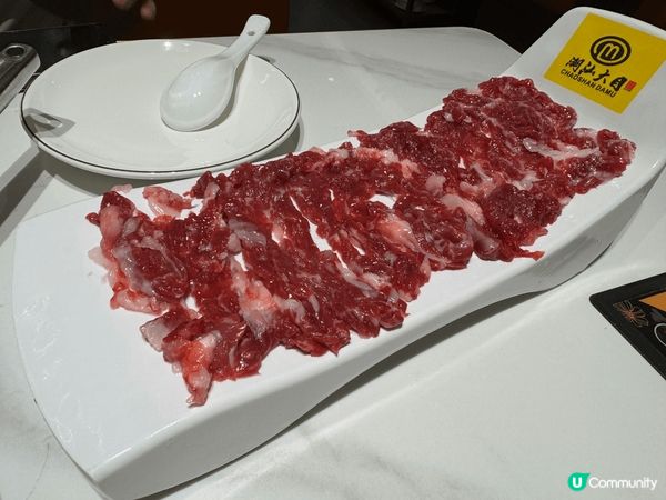 這是一家位於深圳國貿站的潮汕火鍋，名稱：潮汕大目牛肉火鍋，餐...