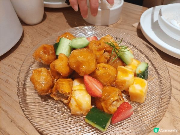 今日在深圳皇庭廣場內的粵集.手工粵菜食飯真的不錯其中燒鵝同乳...