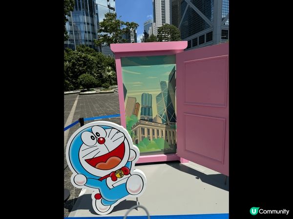 這是三張有關多啦A夢的打卡照片，因為我很喜愛多啦A夢，由細個...