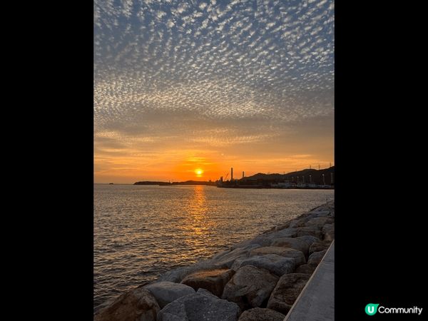 上面分別上載了麗都沙灘，屯門龍鼓灘日落，和元朗香蕉煎餅的照片...