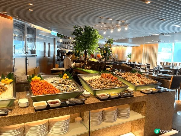 港島香格里拉酒店午餐自助餐呀！很多不同款色食物以及職員的服務...