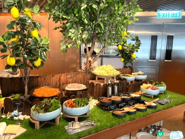 港島香格里拉酒店午餐自助餐呀！很多不同款色食物以及職員的服務...