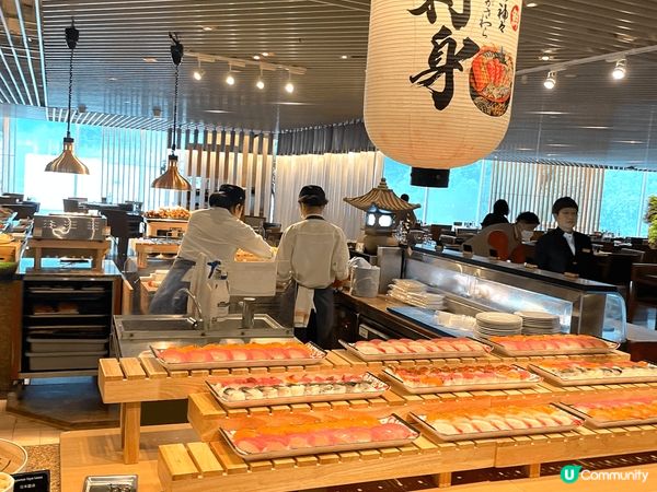 港島香格里拉酒店午餐自助餐呀！很多不同款色食物以及職員的服務...