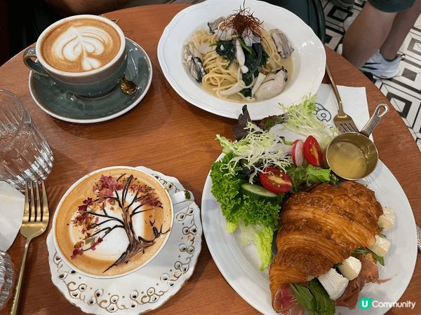 香港吃喝玩樂多姿多彩，有點心啦，有美味嘅甜品咖啡啦，有一個大...