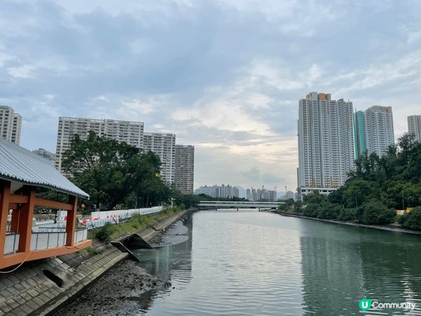 香港吃喝玩樂多姿多彩，有點心啦，有美味嘅甜品咖啡啦，有一個大...