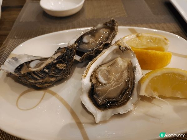 薈景自助晚餐，凍海鮮選擇多，坐得舒服又有靚景，值得留港消費。...