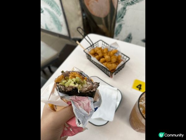 餐廳係位於元朗嘅一間小店，主打台灣嘢食同同自己整嘅飯團。飯團...