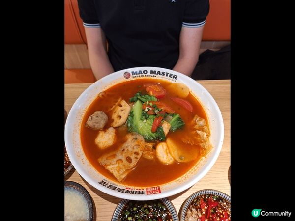 食物品種有很多選擇，而且有不同種類的湯底，有辣有唔辣，在尖沙...