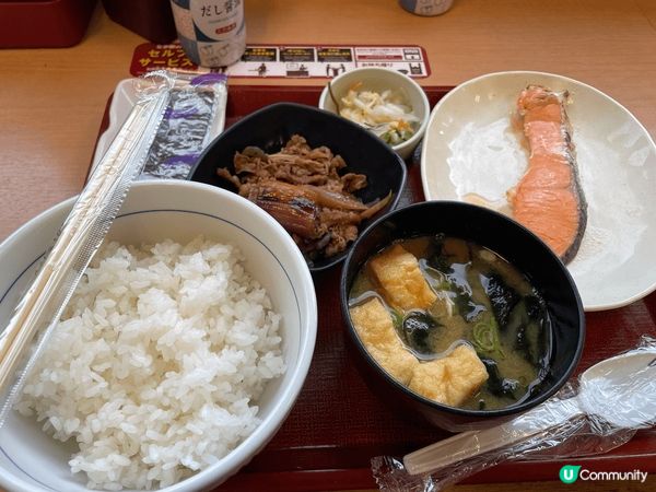 日本NAKAU鹽燒三文魚配牛肉,味噌湯是經典的家常日式早餐,...