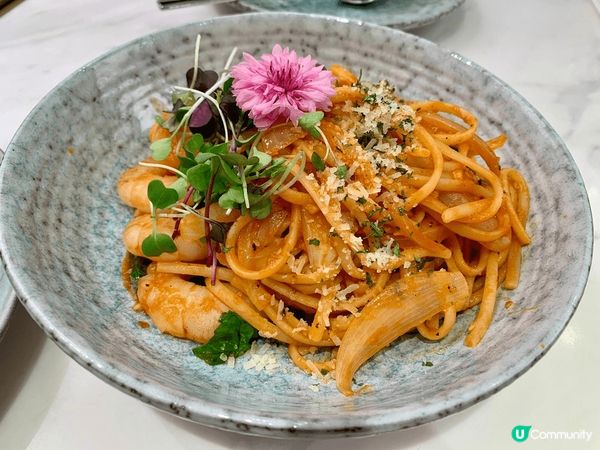 尖沙咀一間充滿藝術感既西餐廳,有好多創意陳列品,食物賣相又精...