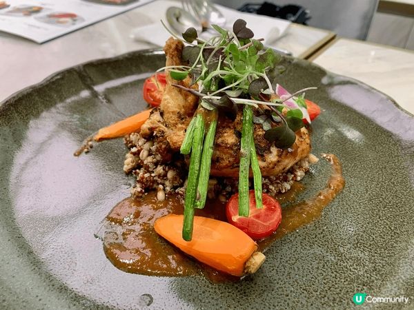 尖沙咀一間充滿藝術感既西餐廳,有好多創意陳列品,食物賣相又精...