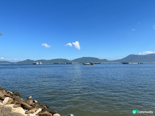 在假日於屯門碼頭海傍細味夏日不一樣平靜，萬里無雲，吹住海風，...
