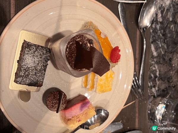 朗廷酒店的The Food Gallery 佈置現代時尚，洋...