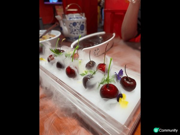 片皮鴨香港食好貴， 但深圳呢間除左做得出色之外， 仲會即場係...