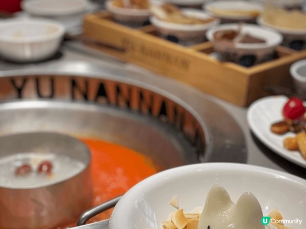 來上海一定要吃一頓滬式火鍋再走！滿桌子九宮格涮菜，還有很多上...