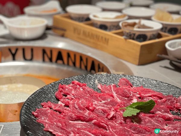 來上海一定要吃一頓滬式火鍋再走！滿桌子九宮格涮菜，還有很多上...