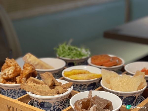 來上海一定要吃一頓滬式火鍋再走！滿桌子九宮格涮菜，還有很多上...