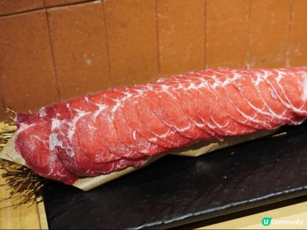 來上海一定要吃一頓滬式火鍋再走！滿桌子九宮格涮菜，還有很多上...