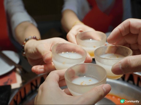 來上海一定要吃一頓滬式火鍋再走！滿桌子九宮格涮菜，還有很多上...