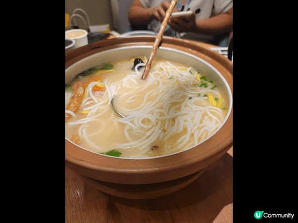 帶小朋友暑假去深圳旅行，吃了特色的雲南菜，那個菠蘿飯是甜的，...