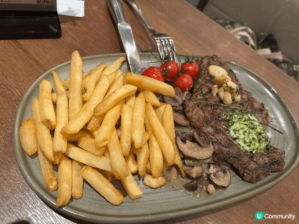 Cafe deco pizzeria ~牛扒薯條，辣肉腸pi...