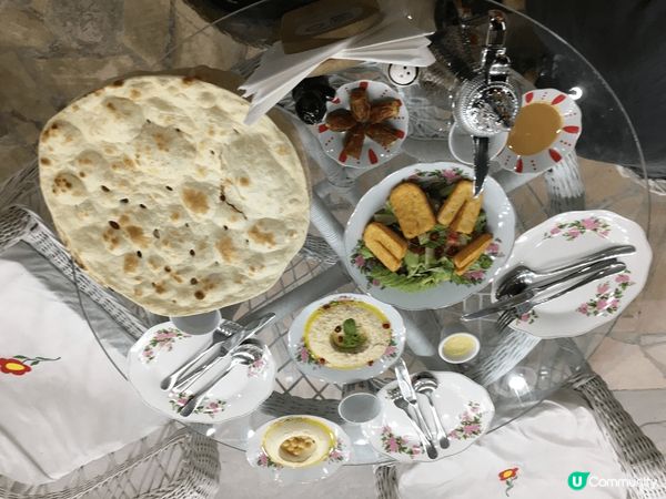 杜拜有賽駱駝, 超級市場有駱駝奶, 食物當然有中東包, 跟豆...