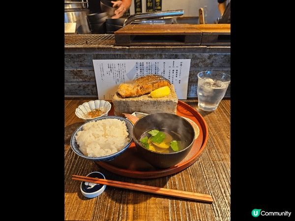 福岡一間爐端燒餐廳。日式早餐，炭燒銀鮭，新鮮鰻魚。 食落有陣...