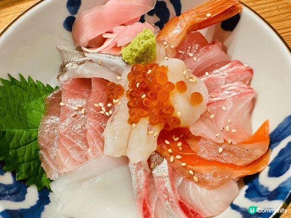 日本美食，有海鮮飯，各種生魚片，還有成田機場過海關後有很多餐...