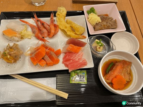 日本美食，有海鮮飯，各種生魚片，還有成田機場過海關後有很多餐...