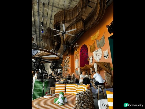 這是曼谷的其中一間餐廳，以泳池酒吧作主題，我們可以躺在沙灘椅...