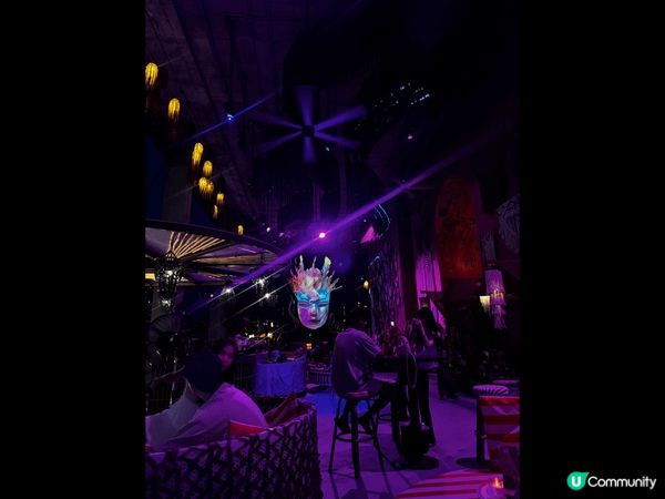 這是曼谷的其中一間餐廳，以泳池酒吧作主題，我們可以躺在沙灘椅...