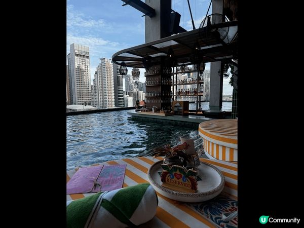 這是曼谷的其中一間餐廳，以泳池酒吧作主題，我們可以躺在沙灘椅...