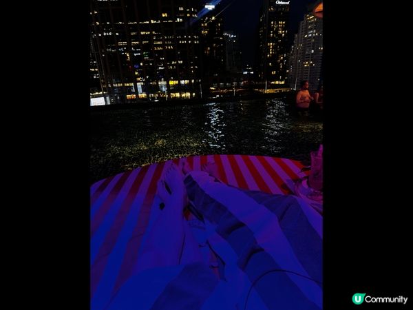 這是曼谷的其中一間餐廳，以泳池酒吧作主題，我們可以躺在沙灘椅...