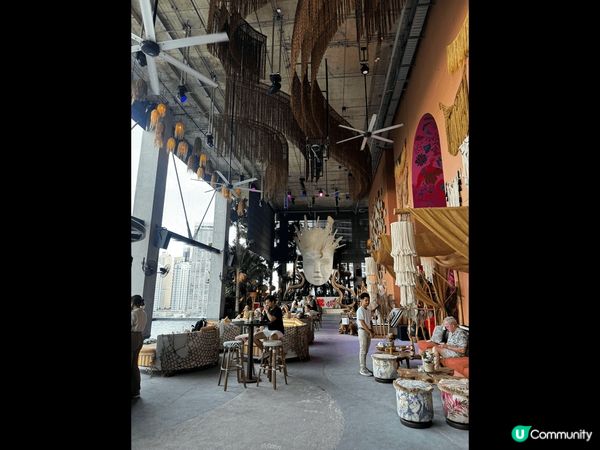 這是曼谷的其中一間餐廳，以泳池酒吧作主題，我們可以躺在沙灘椅...